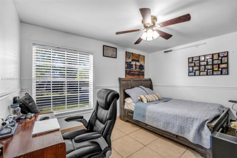 House in Miami, Florida 3 bedrooms, 116.5 sq.m. № 1950943 - photo 16