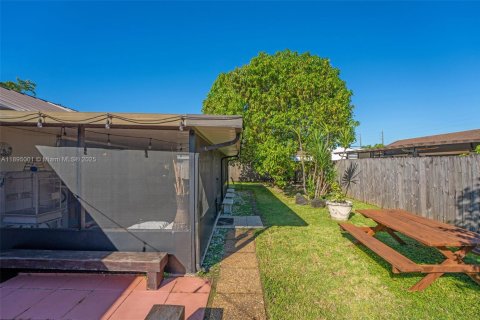 House in Miami, Florida 3 bedrooms, 116.5 sq.m. № 1950943 - photo 20