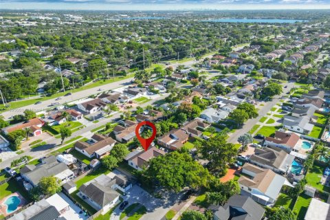 House in Miami, Florida 3 bedrooms, 116.5 sq.m. № 1950943 - photo 25