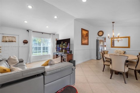 House in Miami, Florida 3 bedrooms, 116.5 sq.m. № 1950943 - photo 7