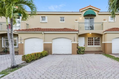 Villa ou maison à louer à Miami, Floride: 3 chambres, 169.08 m2 № 2047368 - photo 2