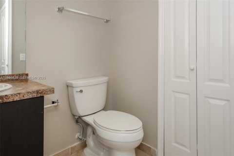 Villa ou maison à louer à Miami, Floride: 3 chambres, 169.08 m2 № 2047368 - photo 13