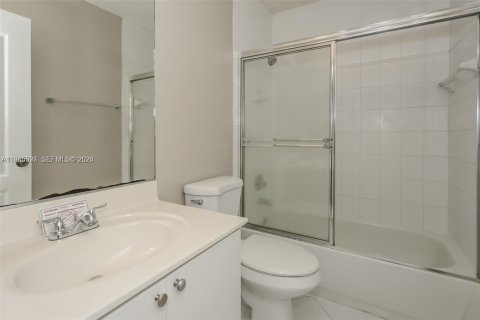 Villa ou maison à louer à Miami, Floride: 3 chambres, 169.08 m2 № 2047368 - photo 11