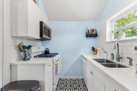House in Saint Petersburg, Florida 2 bedrooms, 68.19 sq.m. № 1856763 - photo 7
