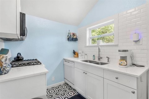 House in Saint Petersburg, Florida 2 bedrooms, 68.19 sq.m. № 1856763 - photo 6