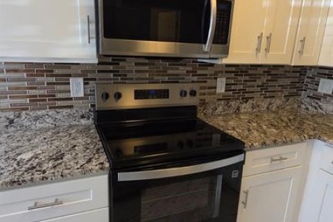 Touwnhouse à louer à Tampa, Floride: 2 chambres, 101.64 m2 № 2383508 - photo 9