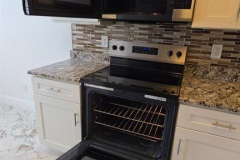 Touwnhouse à louer à Tampa, Floride: 2 chambres, 101.64 m2 № 2383508 - photo 13