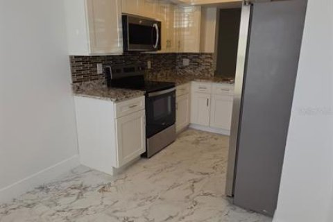 Touwnhouse à louer à Tampa, Floride: 2 chambres, 101.64 m2 № 2383508 - photo 6