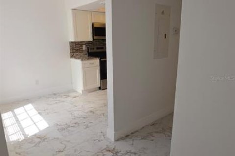 Touwnhouse à louer à Tampa, Floride: 2 chambres, 101.64 m2 № 2383508 - photo 4