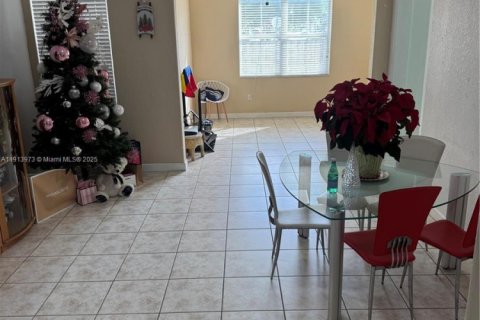 Townhouse in Doral, Florida 4 bedrooms, 205.5 sq.m. № 1974340 - photo 4