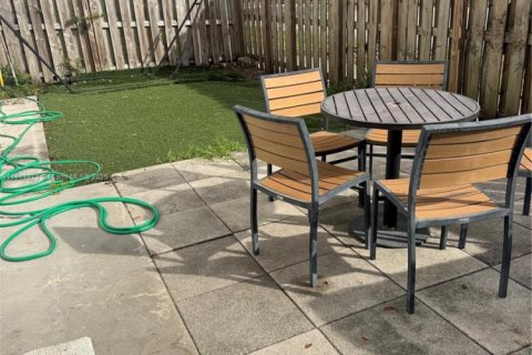 Townhouse in Doral, Florida 4 bedrooms, 205.5 sq.m. № 1974340 - photo 2