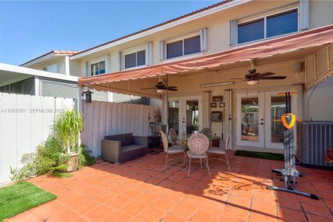 Townhouse in Miami, Florida 3 bedrooms, 133.78 sq.m. № 2011274 - photo 20