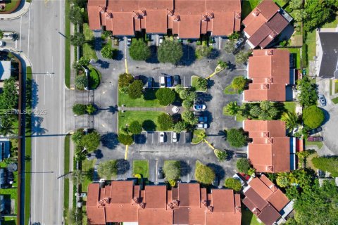 Townhouse in Miami, Florida 3 bedrooms, 133.78 sq.m. № 2011274 - photo 2