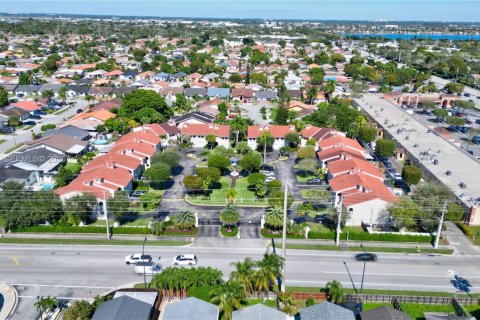 Townhouse in Miami, Florida 3 bedrooms, 133.78 sq.m. № 2011274 - photo 10