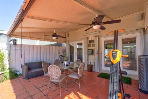 Townhouse in Miami, Florida 3 bedrooms, 133.78 sq.m. № 2011274 - photo 22