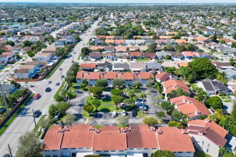 Townhouse in Miami, Florida 3 bedrooms, 133.78 sq.m. № 2011274 - photo 4