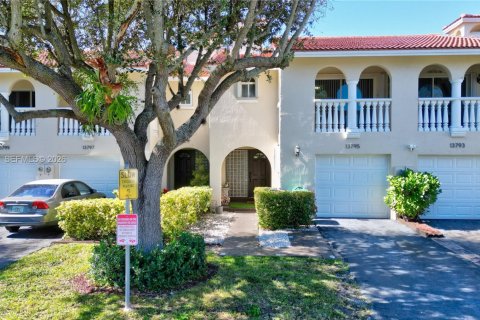 Townhouse in Miami, Florida 3 bedrooms, 133.78 sq.m. № 2011274