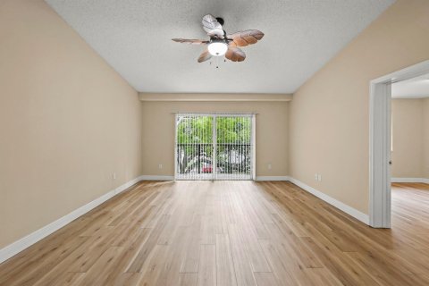 Condo in Royal Palm Beach, Florida, 2 bedrooms № 2188142 - photo 5