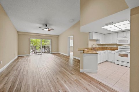 Condo in Royal Palm Beach, Florida, 2 bedrooms № 2188142 - photo 4