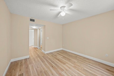 Condo in Royal Palm Beach, Florida, 2 bedrooms № 2188142 - photo 19
