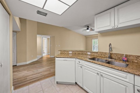 Condo in Royal Palm Beach, Florida, 2 bedrooms № 2188142 - photo 12