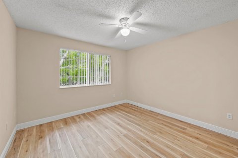 Condo in Royal Palm Beach, Florida, 2 bedrooms № 2188142 - photo 18