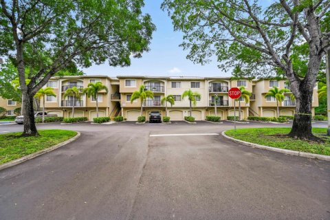 Condo in Royal Palm Beach, Florida, 2 bedrooms № 2188142 - photo 2