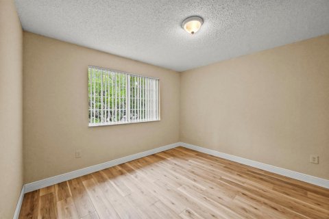 Condo in Royal Palm Beach, Florida, 2 bedrooms № 2188142 - photo 13