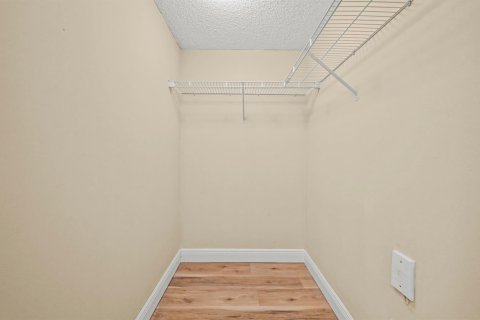 Condo in Royal Palm Beach, Florida, 2 bedrooms № 2188142 - photo 17