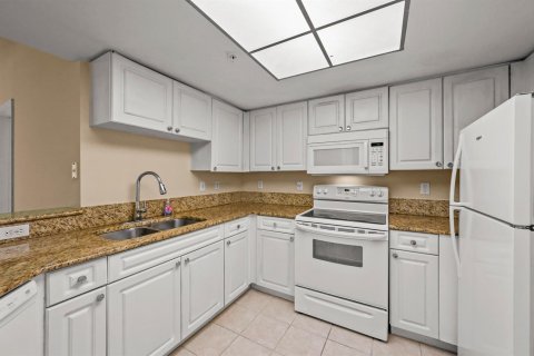 Condo in Royal Palm Beach, Florida, 2 bedrooms № 2188142 - photo 11