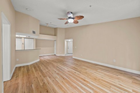 Condo in Royal Palm Beach, Florida, 2 bedrooms № 2188142 - photo 8