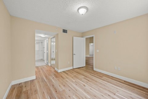 Condo in Royal Palm Beach, Florida, 2 bedrooms № 2188142 - photo 15