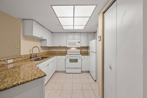 Condo in Royal Palm Beach, Florida, 2 bedrooms № 2188142 - photo 9