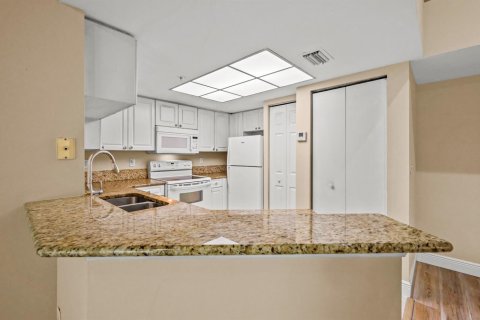 Condo in Royal Palm Beach, Florida, 2 bedrooms № 2188142 - photo 10
