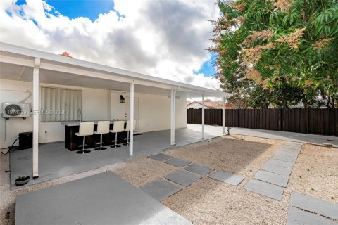 House in Miami, Florida 3 bedrooms, 138.24 sq.m. № 2042458 - photo 5