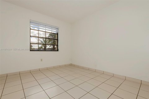 House in Miami, Florida 3 bedrooms, 138.24 sq.m. № 2042458 - photo 22