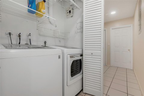 House in Miami, Florida 3 bedrooms, 138.24 sq.m. № 2042458 - photo 17