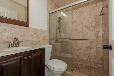 House in Miami, Florida 3 bedrooms, 138.24 sq.m. № 2042458 - photo 16