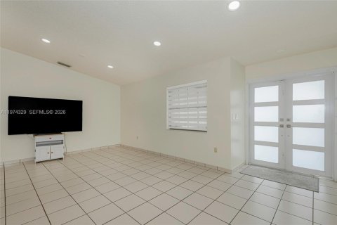 House in Miami, Florida 3 bedrooms, 138.24 sq.m. № 2042458 - photo 18