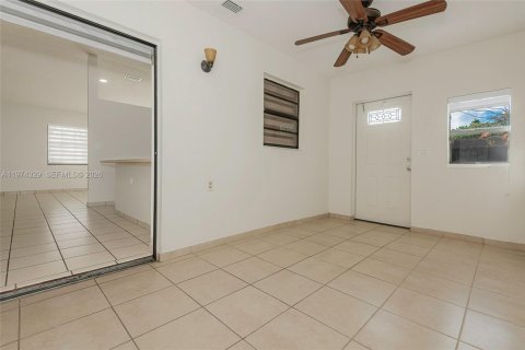 House in Miami, Florida 3 bedrooms, 138.24 sq.m. № 2042458 - photo 21