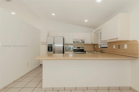 House in Miami, Florida 3 bedrooms, 138.24 sq.m. № 2042458 - photo 10