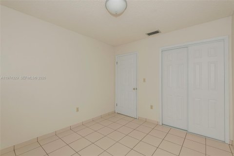 House in Miami, Florida 3 bedrooms, 138.24 sq.m. № 2042458 - photo 25