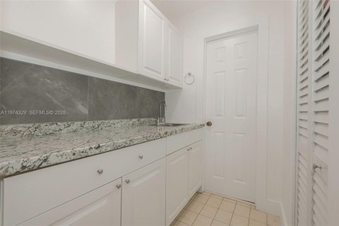 House in Miami, Florida 3 bedrooms, 138.24 sq.m. № 2042458 - photo 14