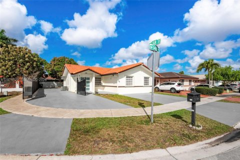 House in Miami, Florida 3 bedrooms, 138.24 sq.m. № 2042458