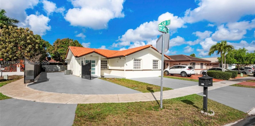 House in Miami, Florida 3 bedrooms, 138.24 sq.m. № 2042458