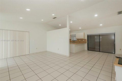 House in Miami, Florida 3 bedrooms, 138.24 sq.m. № 2042458 - photo 8