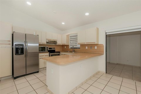 House in Miami, Florida 3 bedrooms, 138.24 sq.m. № 2042458 - photo 9