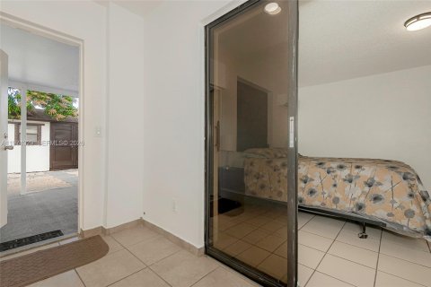 House in Miami, Florida 3 bedrooms, 138.24 sq.m. № 2042458 - photo 29