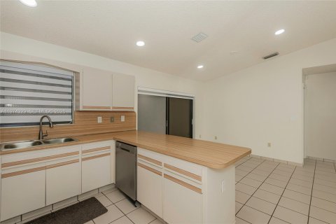 House in Miami, Florida 3 bedrooms, 138.24 sq.m. № 2042458 - photo 11