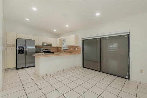 House in Miami, Florida 3 bedrooms, 138.24 sq.m. № 2042458 - photo 7
